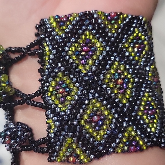 Lilly fashion  beaded bracelet  with 3 knobs to Secure it - Picture 3 of 4